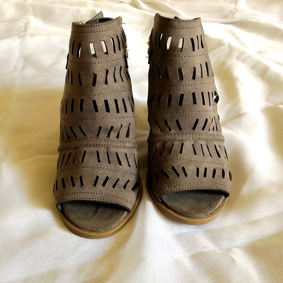 Block Heel Sandals  (NWT) - Picture 2 of 4